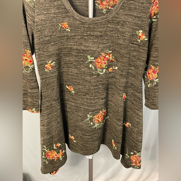 Fig and Flower Floral Embroidered Women's Top size large - Picture 2 of 10